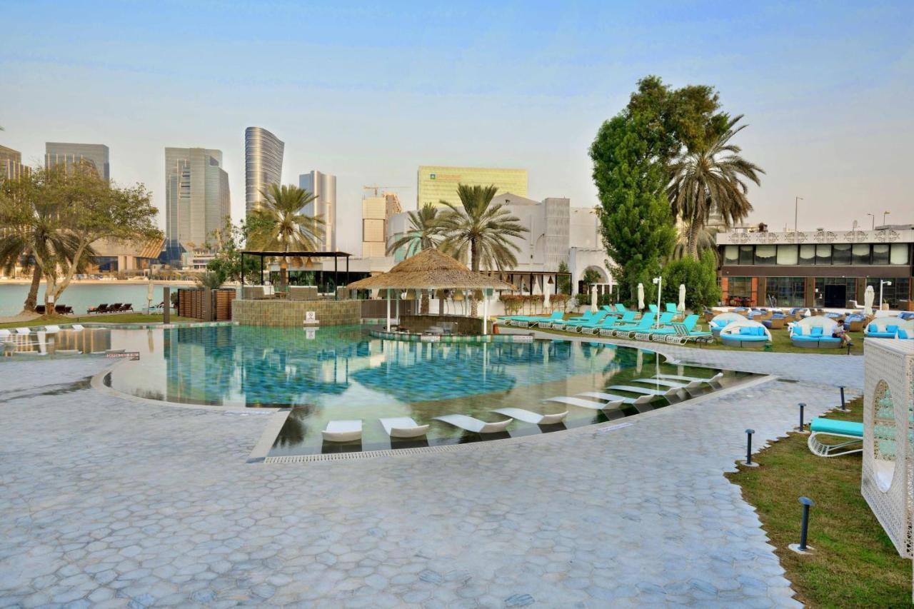 르 메르디앙 아부다비 호텔 외부 사진 The pool at the hotel