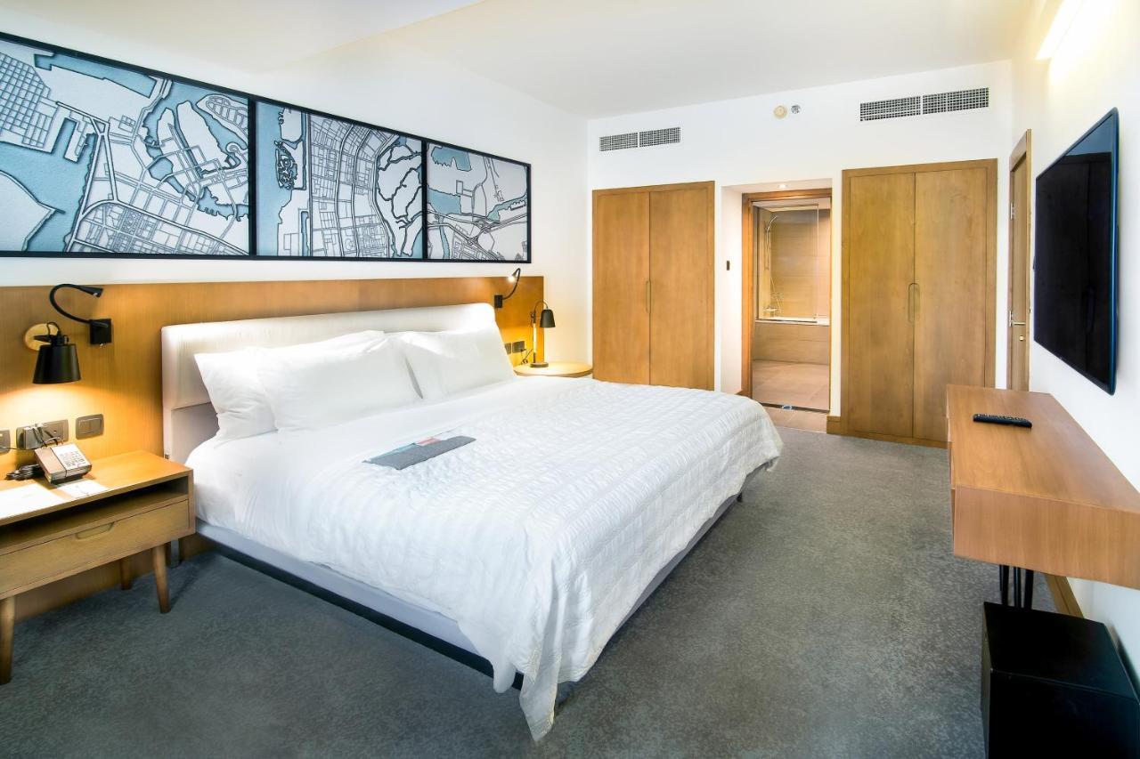 르 메르디앙 아부다비 호텔 외부 사진 A bedroom at the hotel