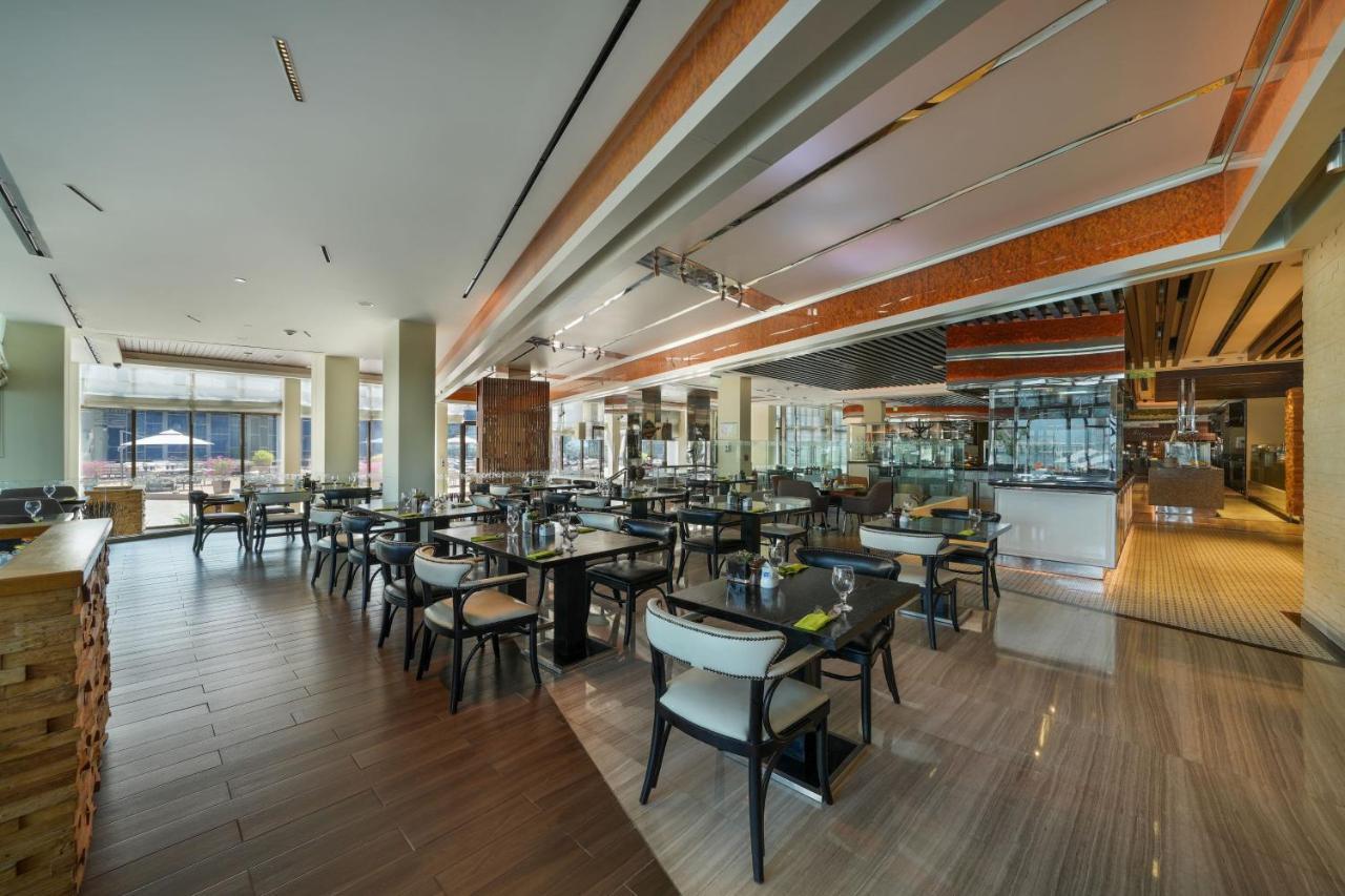 르 메르디앙 아부다비 호텔 외부 사진 The restaurant