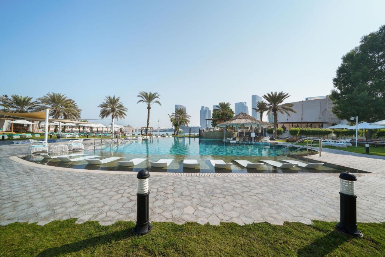 르 메르디앙 아부다비 호텔 외부 사진 The pool at the Jumeirah Beach Hotel
