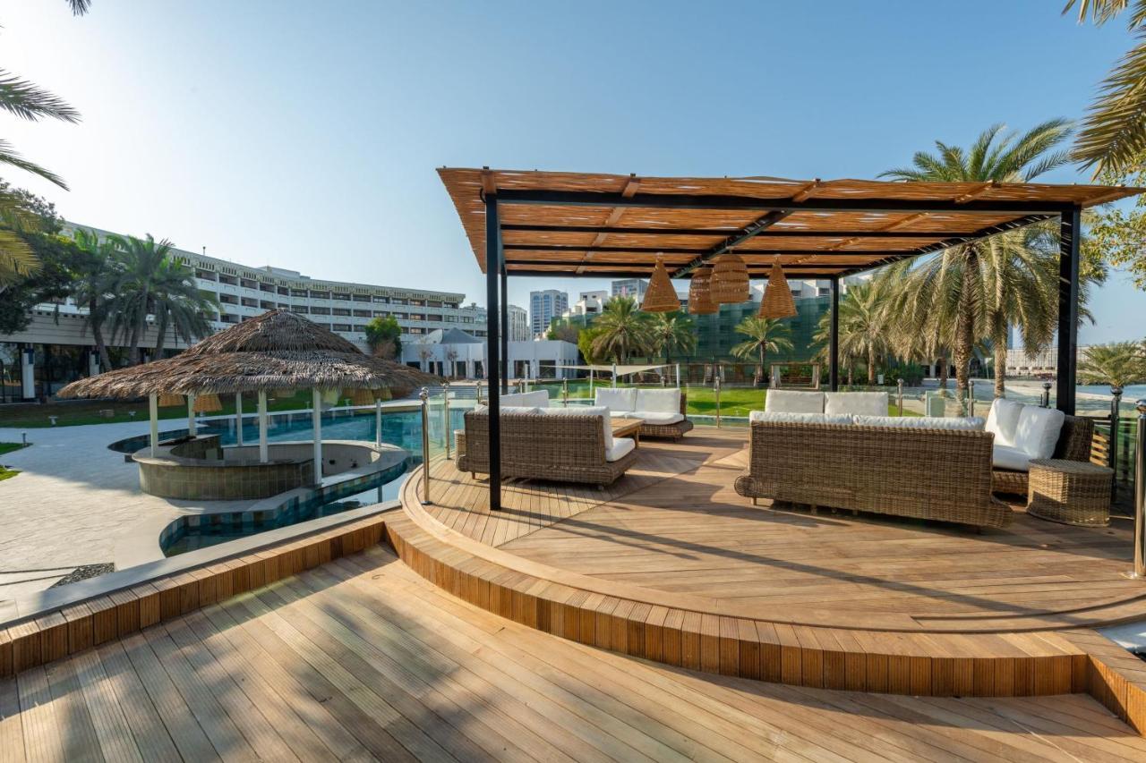 르 메르디앙 아부다비 호텔 외부 사진 The resort's pool