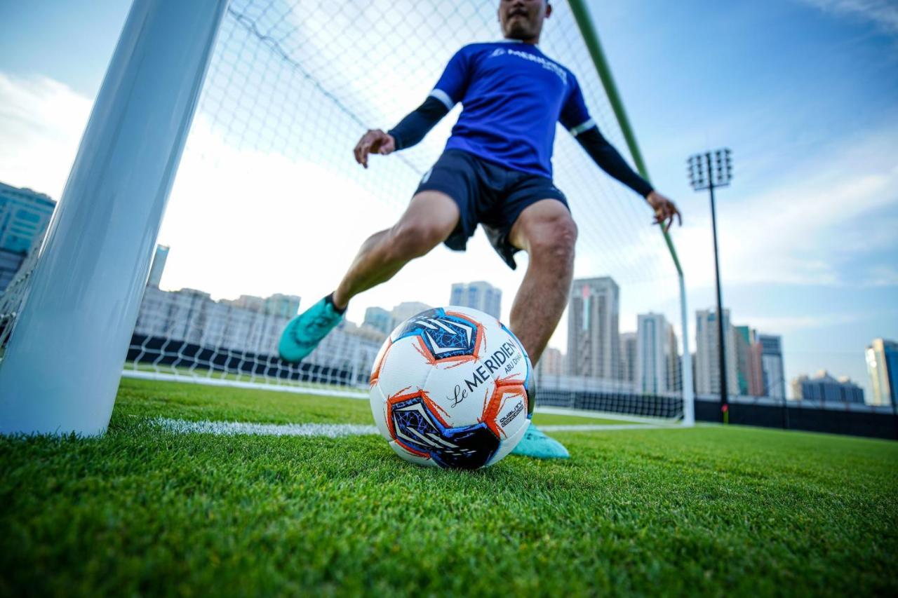 르 메르디앙 아부다비 호텔 외부 사진 A player about to take a corner kick