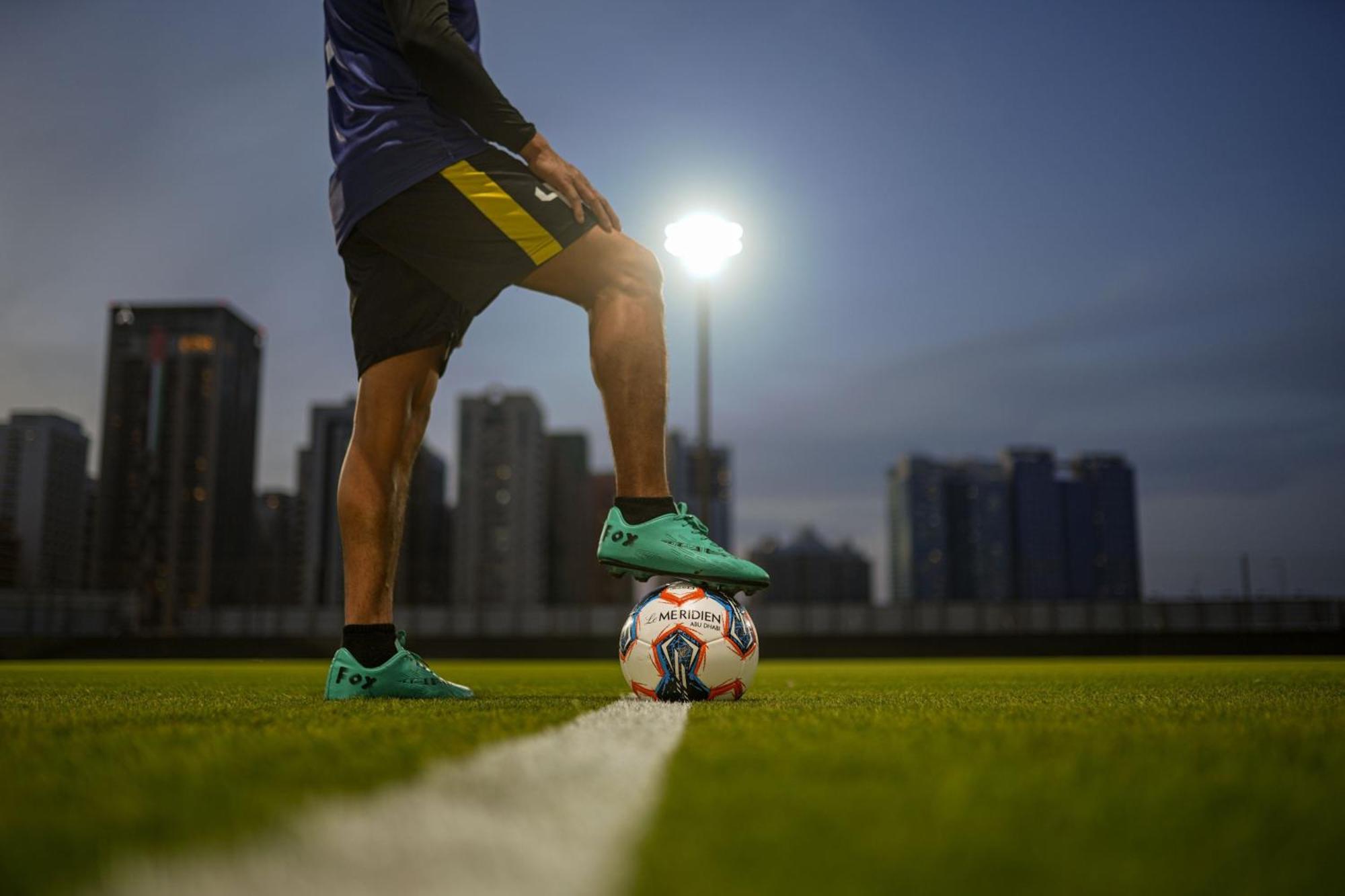 르 메르디앙 아부다비 호텔 외부 사진 A player about to kick the ball
