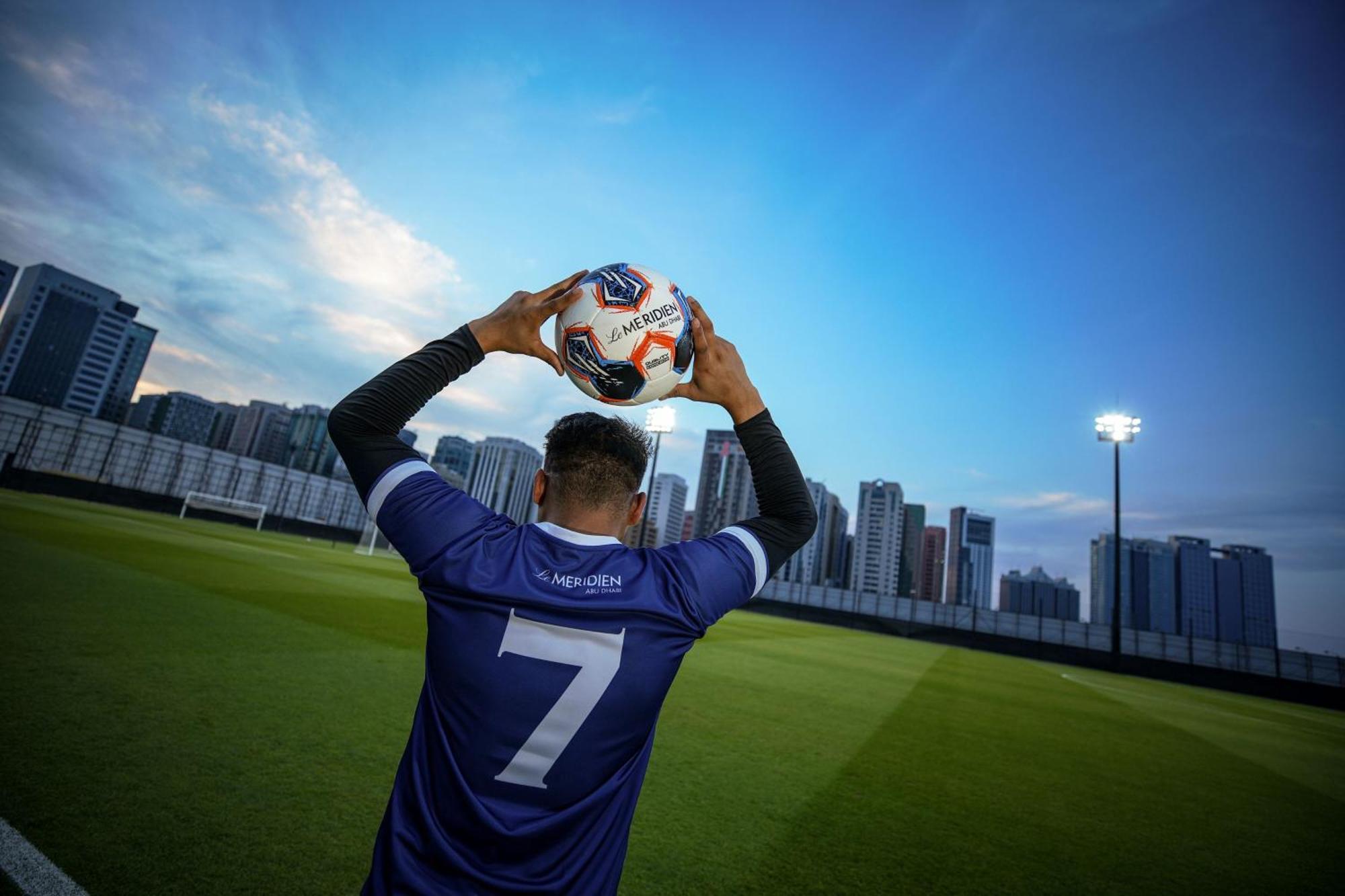 르 메르디앙 아부다비 호텔 외부 사진 A player throwing the ball in during a match.