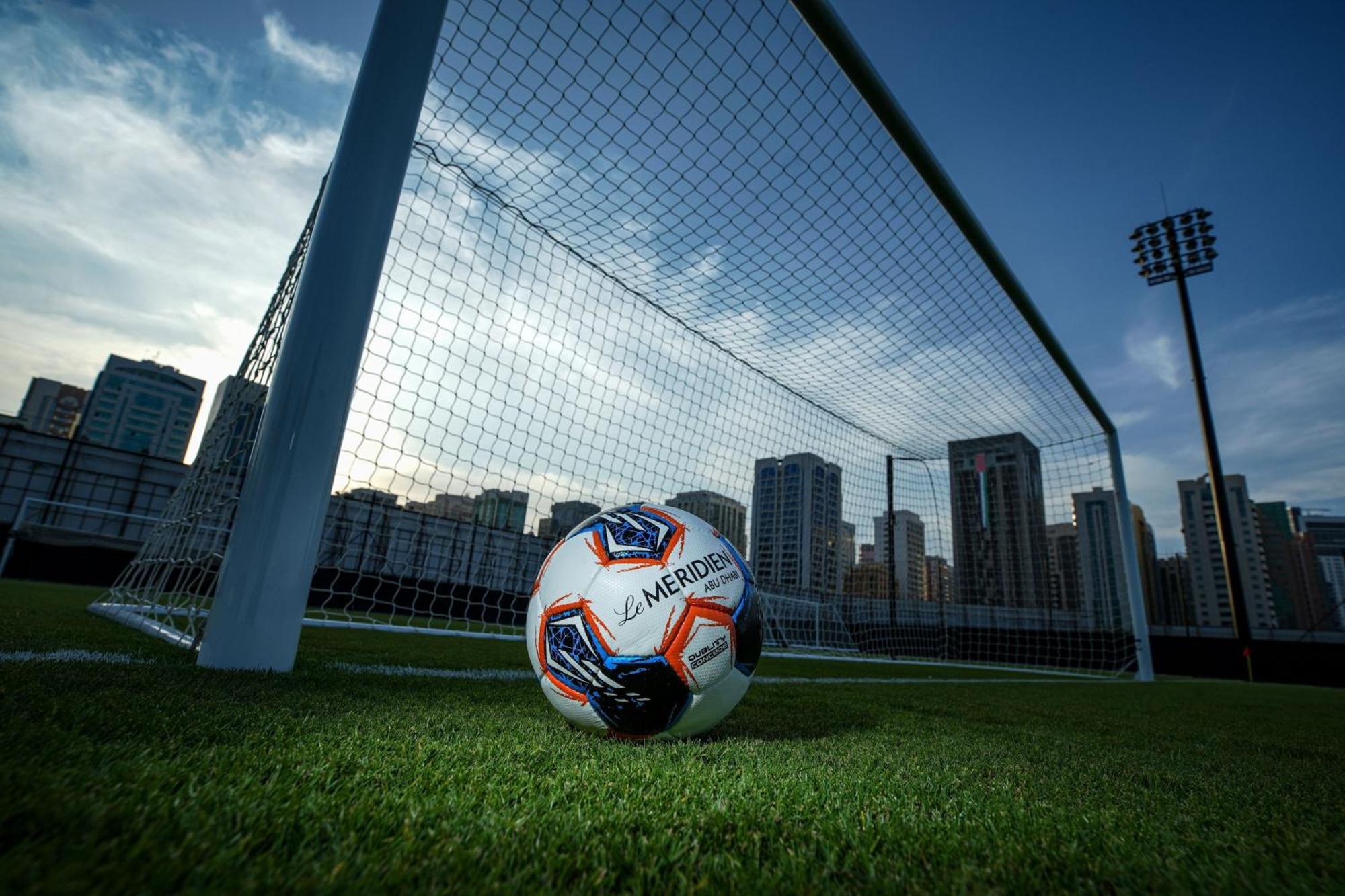 르 메르디앙 아부다비 호텔 외부 사진 A football in front of a goal