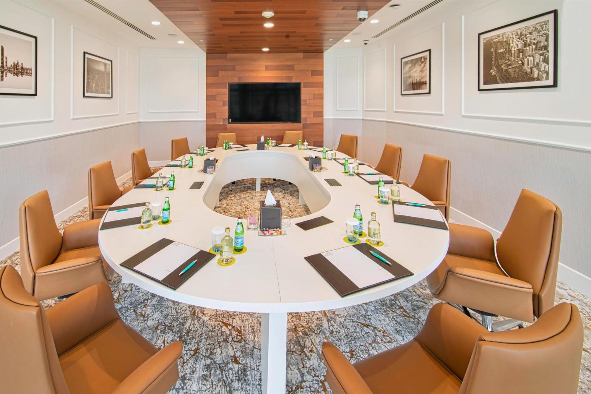 르 메르디앙 아부다비 호텔 외부 사진 Meeting room at the hotel
