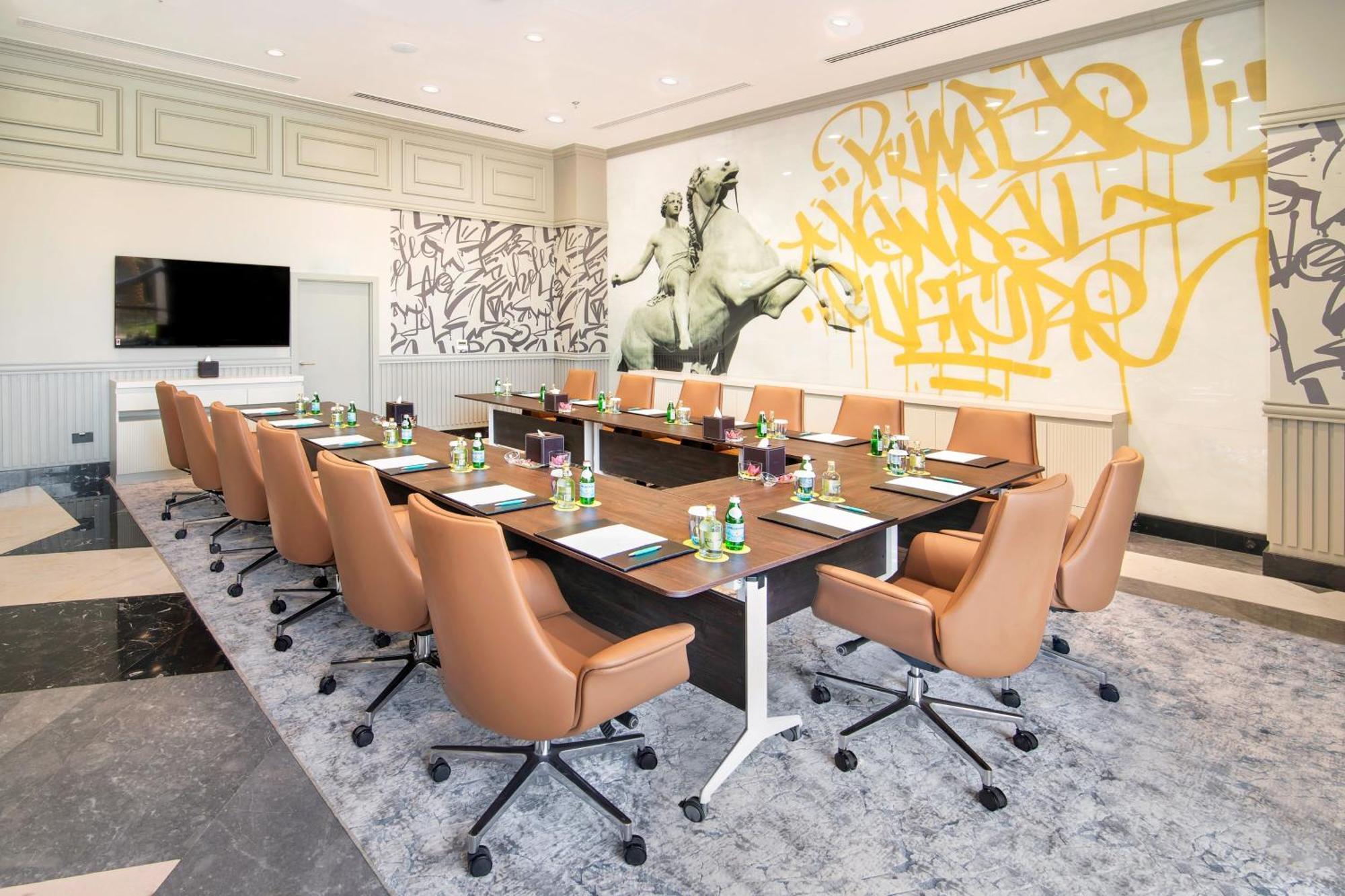 르 메르디앙 아부다비 호텔 외부 사진 Meeting room at the hotel