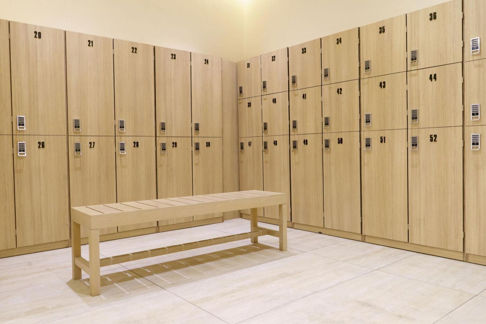 르 메르디앙 아부다비 호텔 외부 사진 A locker room