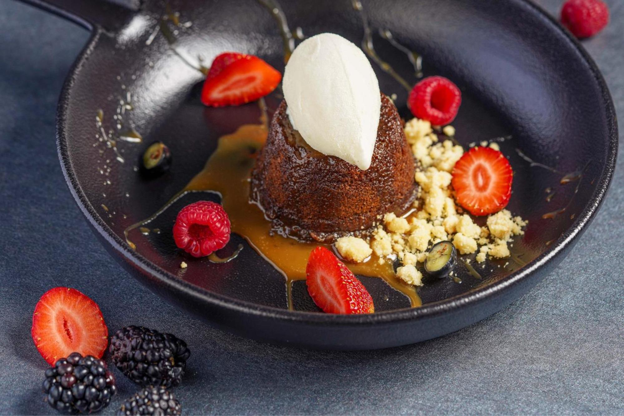 르 메르디앙 아부다비 호텔 외부 사진 A chocolate lava cake