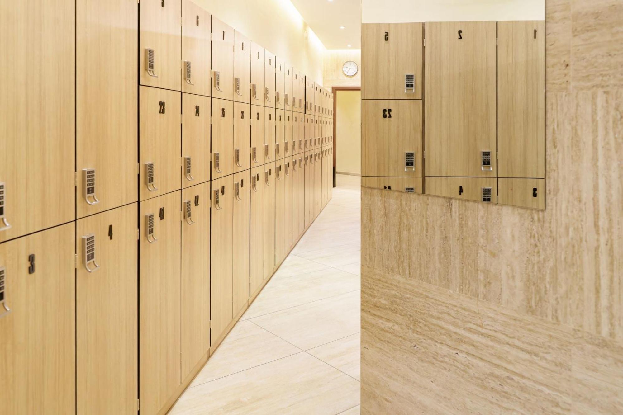 르 메르디앙 아부다비 호텔 외부 사진 A locker room