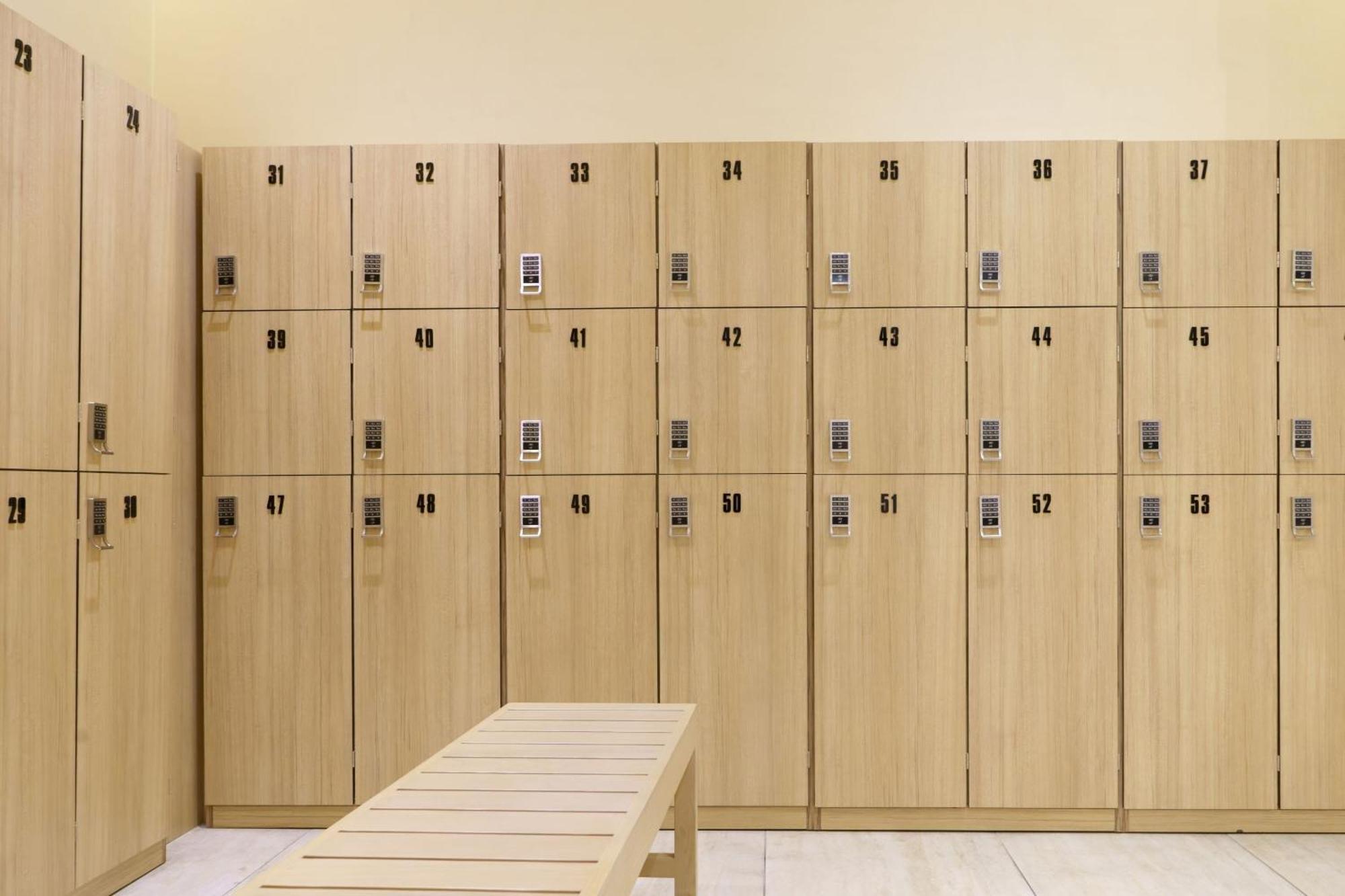 르 메르디앙 아부다비 호텔 외부 사진 A locker room