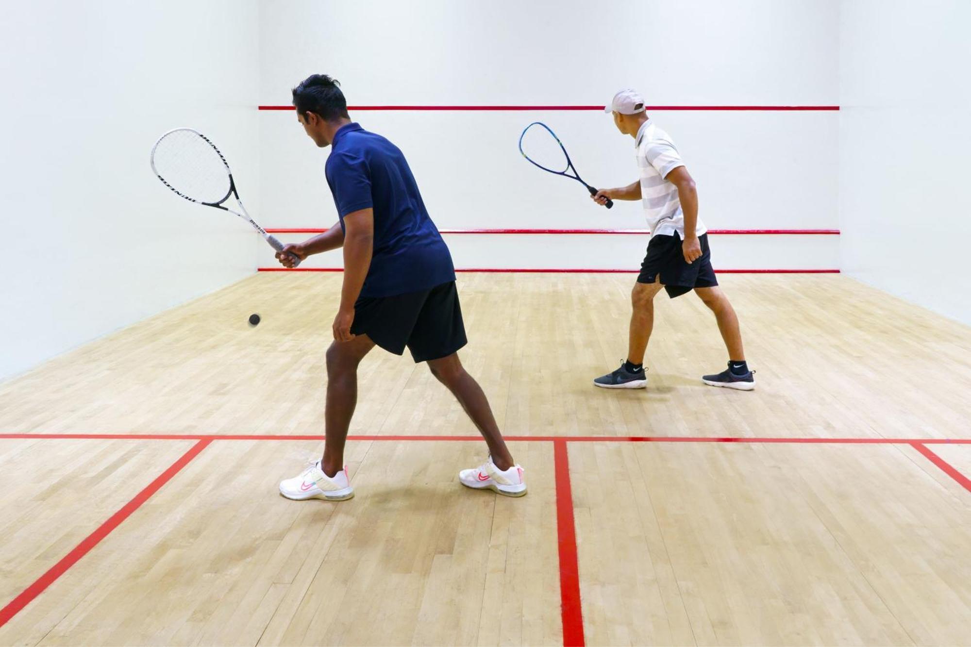 르 메르디앙 아부다비 호텔 외부 사진 Squash players