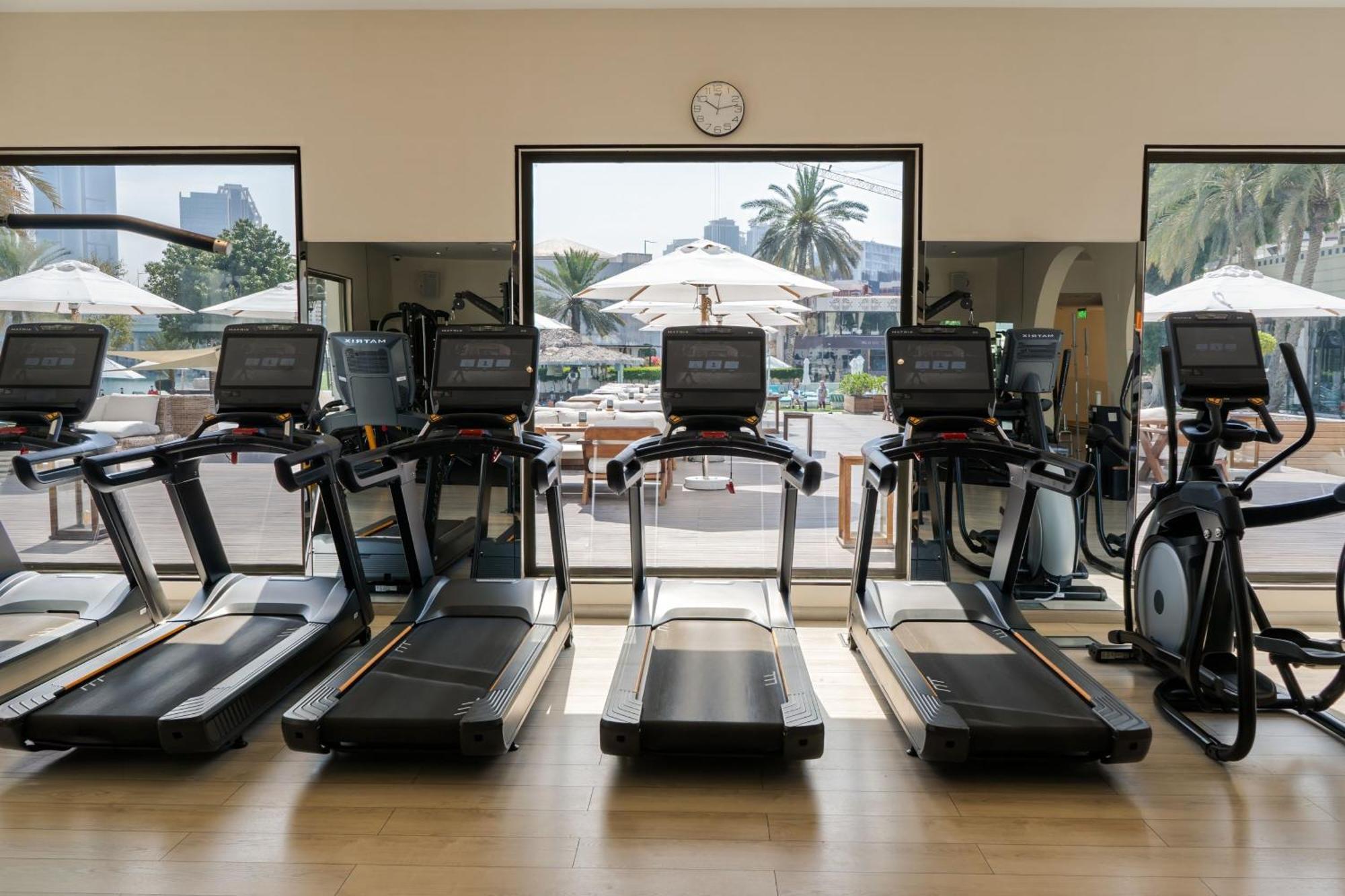 르 메르디앙 아부다비 호텔 외부 사진 The gym at the hotel