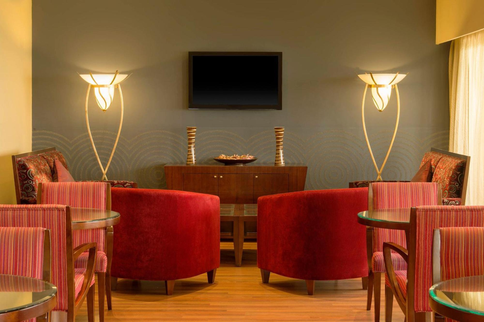 르 메르디앙 아부다비 호텔 외부 사진 The lounge at the airport