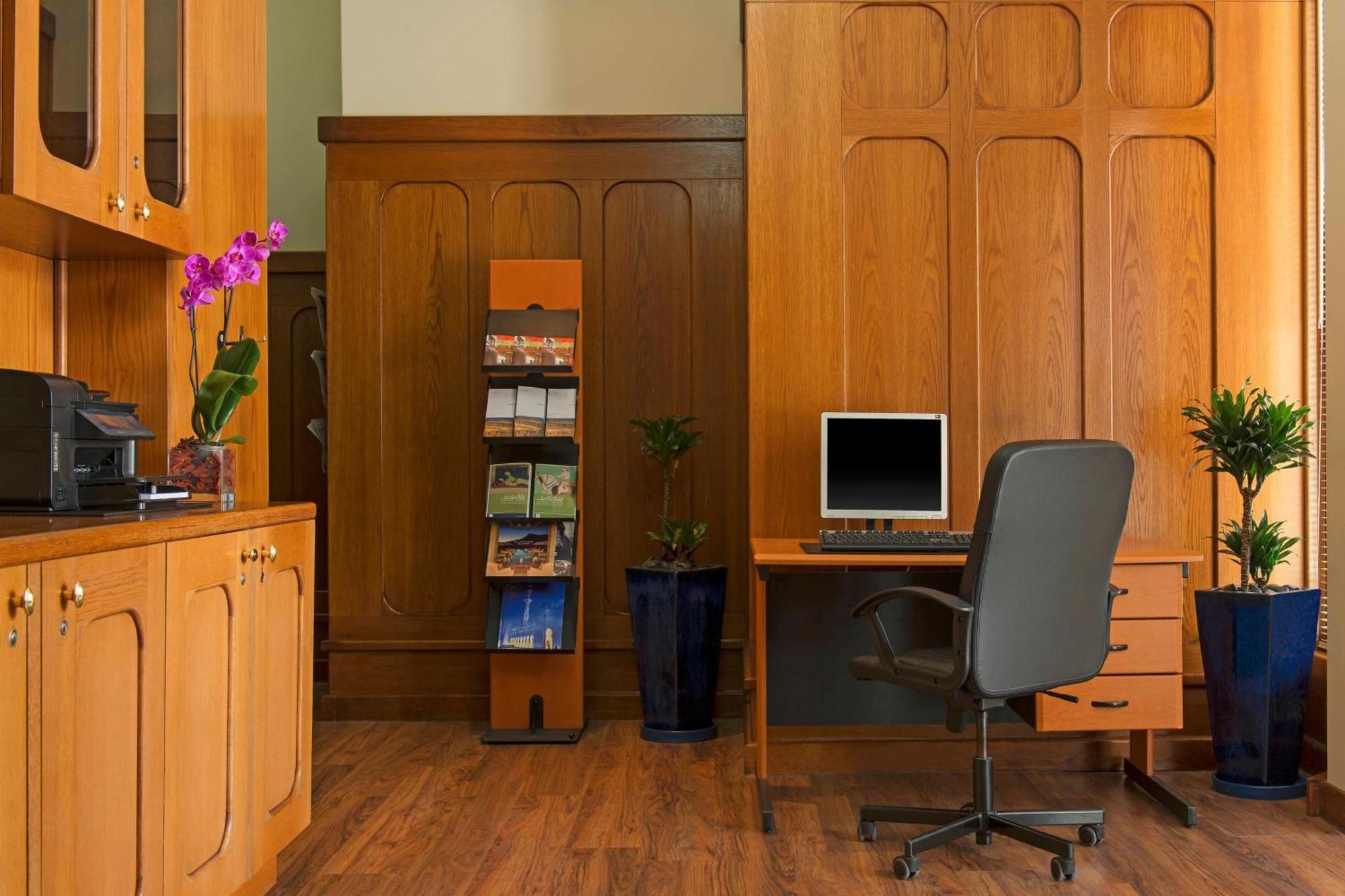 르 메르디앙 아부다비 호텔 외부 사진 A typical office at the University of Cambridge
