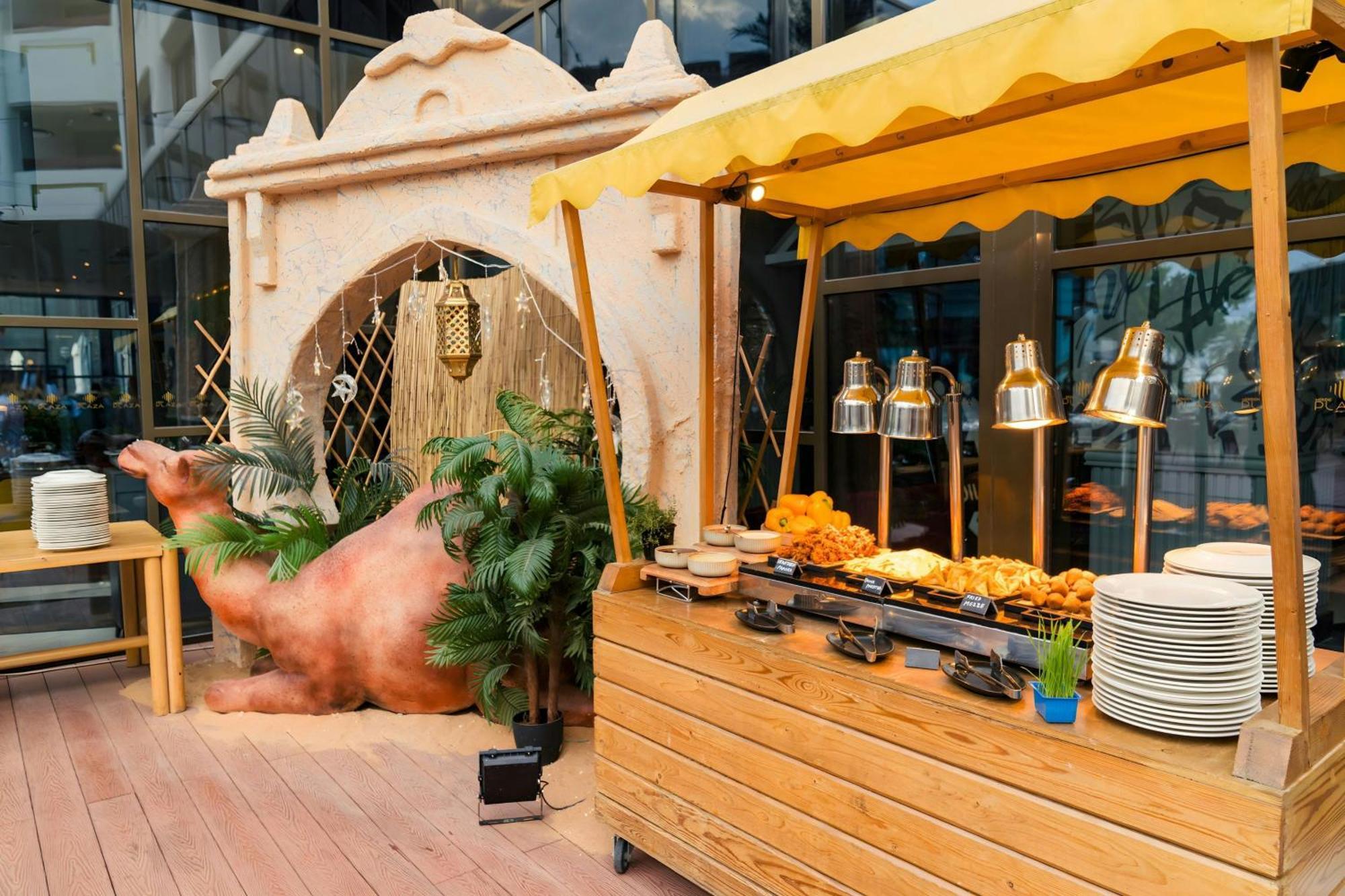 르 메르디앙 아부다비 호텔 외부 사진 A food station at a buffet
